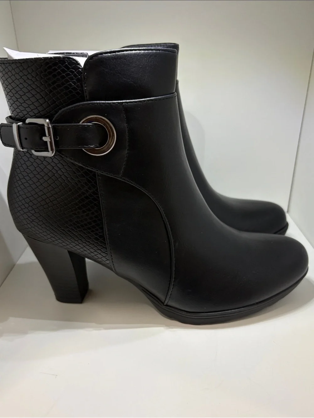 Source Unknown Black Women's Ankle Booties with Side Zip